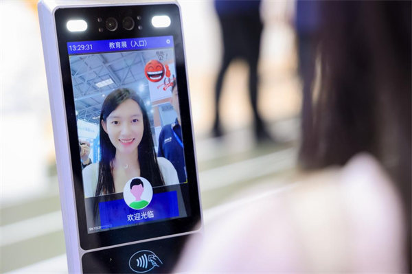 觀眾體驗(yàn)笑臉識(shí)別門禁系統(tǒng)。佳能供圖