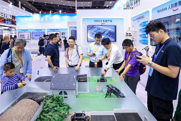 觀眾體驗多擬態(tài)人工智能教育機器人。優(yōu)必選科技供圖