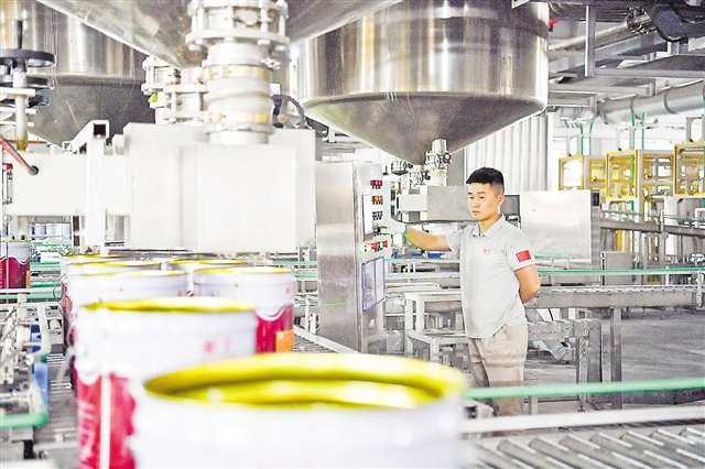 四月十七日，位于長壽經(jīng)開區(qū)的亞士創(chuàng)能新材料（重慶）公司生產(chǎn)車間，工人在涂料產(chǎn)品運(yùn)輸線上忙碌。記者 謝智強(qiáng) 攝\視覺重慶