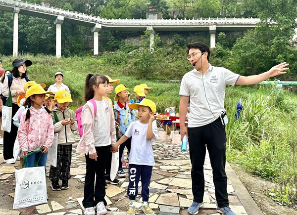 張雪峰給小朋友和地質(zhì)學(xué)愛(ài)好者們講解地質(zhì)知識(shí)。重慶市地質(zhì)礦產(chǎn)勘查開(kāi)發(fā)局川東南地質(zhì)大隊(duì)供圖