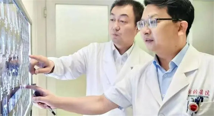 ▲新橋醫(yī)院楊清武教授（右一）。受訪單位供圖