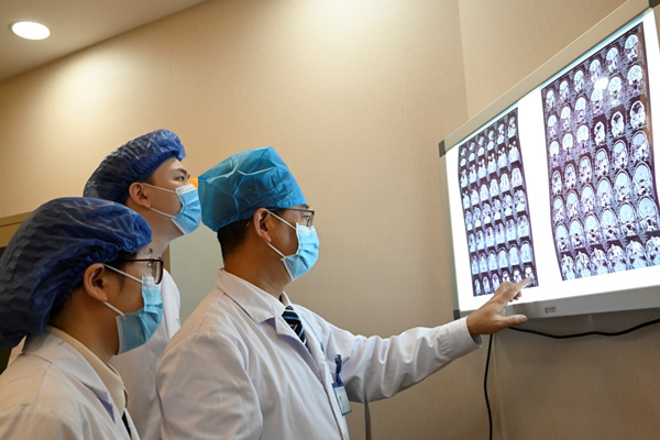 討論病情。重慶愛爾眼科醫(yī)院總院供圖