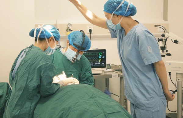 秦偉為患者主刀眼眶手術(shù)。重慶松山醫(yī)院供圖
