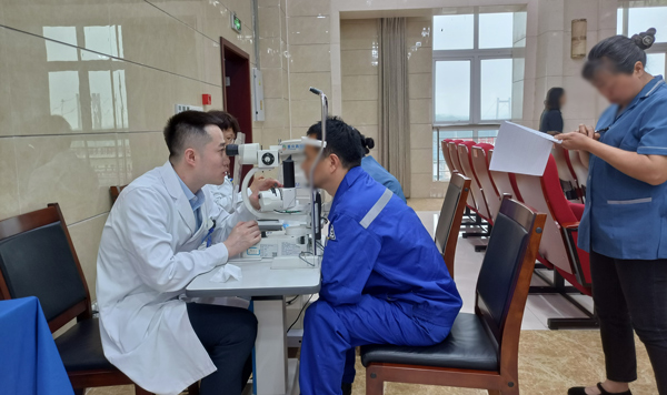 義診現(xiàn)場。重慶普瑞眼科醫(yī)院供圖