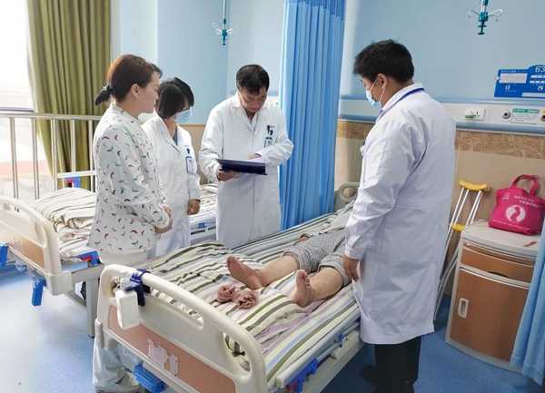 醫(yī)生查房。重慶西區(qū)醫(yī)院供圖