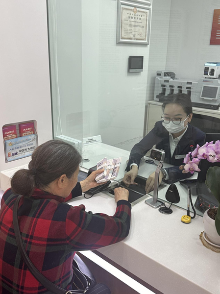 工作人員為客戶兌換小面額零鈔。光大銀行重慶分行供圖