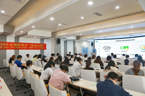 在西南大學，稅務(wù)人員向?qū)W生講解創(chuàng)新創(chuàng)業(yè)相關(guān)稅收優(yōu)惠政策。楊蔓 攝