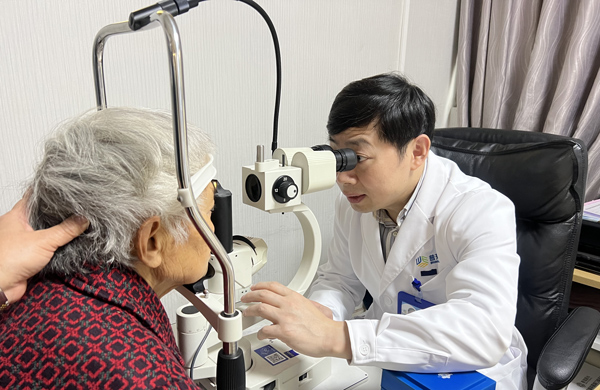 侯乒為患者看診。重慶普瑞眼科醫(yī)院供圖