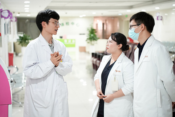 雙方醫(yī)生團(tuán)隊分享了治療經(jīng)驗和思路。重慶藝星醫(yī)療美容醫(yī)院供圖