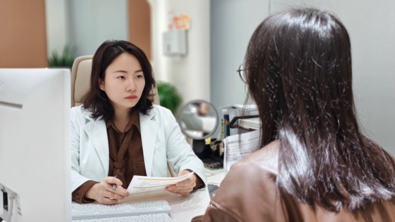 余航美為求美者面診。重慶諾美欣悅（媛頌）醫(yī)療美容供圖