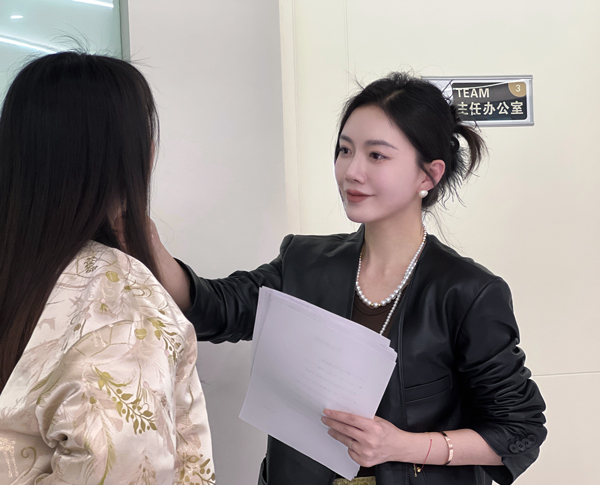 楊瓔琳為求美者面診。重慶諾美欣悅（媛頌）醫(yī)療美容供圖