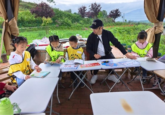 小朋友閱讀分享環(huán)節(jié)。重慶愛爾眼科醫(yī)院總院供圖