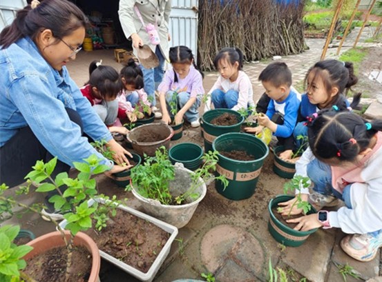 小朋友參加踏青活動(dòng)。重慶愛爾眼科醫(yī)院總院供圖