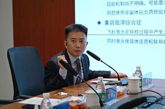 胡柯分享課題《飛秒激光在屈光白內(nèi)障手術(shù)中的應(yīng)用》。重慶南坪愛爾眼科醫(yī)院供圖