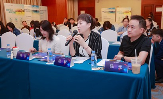 匡毅在會上分享。重慶眼視光眼科醫(yī)院供圖