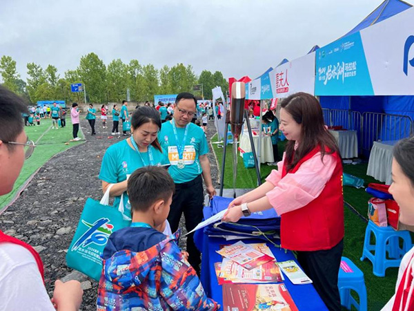 為市民發(fā)放宣傳折頁。浦發(fā)銀行重慶分行供圖