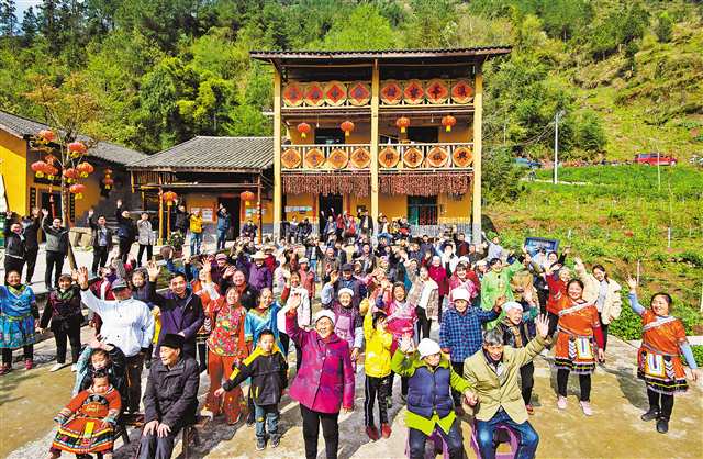 石柱縣中益鄉(xiāng)華溪村村民大合影。（本報(bào)資料圖片）記者 萬(wàn)難 龍帆 攝\視覺(jué)重慶