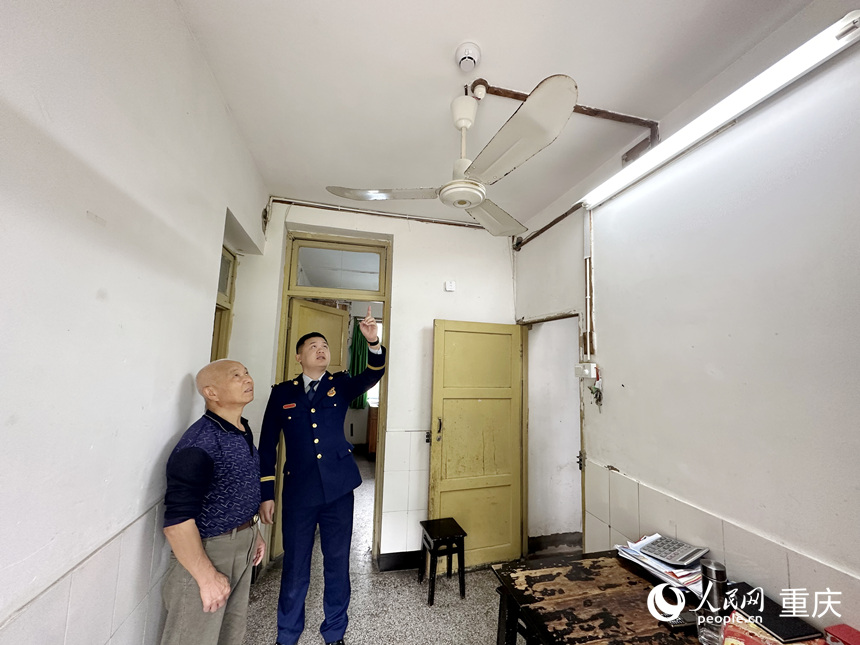 消防工作人員上門(mén)為獨(dú)居老人做防火宣傳。人民網(wǎng)記者 劉政寧攝