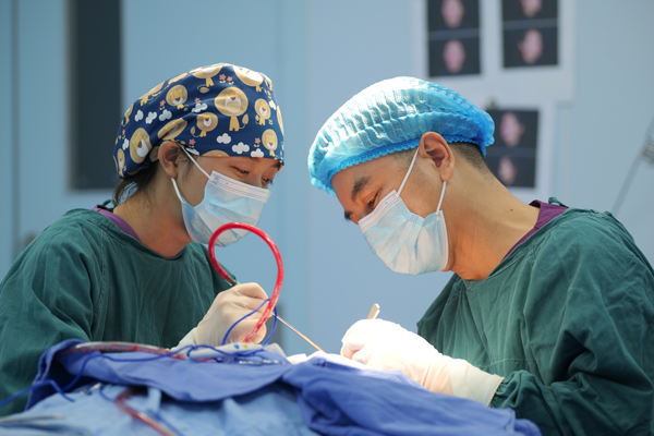 手術(shù)現(xiàn)場(chǎng)。重慶當(dāng)代整形外科醫(yī)院供圖