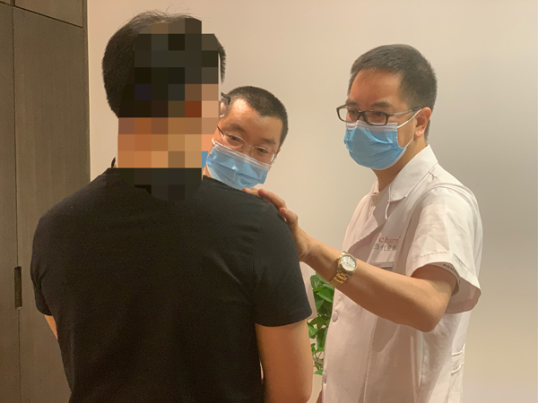 醫(yī)生為患者面診。重慶當(dāng)代整形外科醫(yī)院供圖