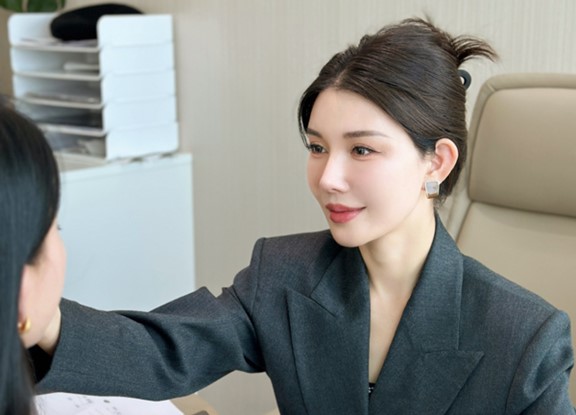 賀睿琳為求美者面診。重慶諾美欣悅（媛頌）醫(yī)療美容供圖