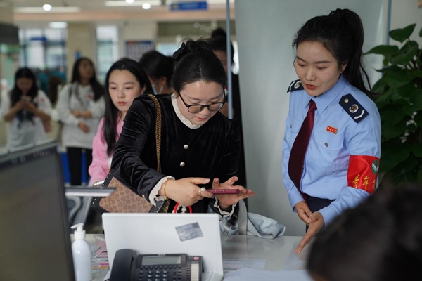 在經(jīng)開區(qū)辦稅服務廳，稅收營商環(huán)境體驗師了解房地產(chǎn)交易操作指引和注意事項。歐陽蕾攝