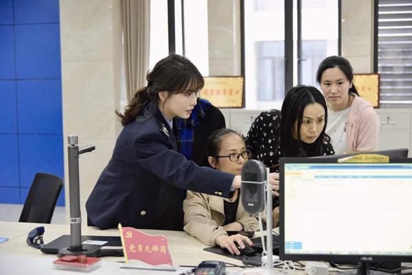 在奉節(jié)縣辦稅服務廳，稅收營商環(huán)境體驗師體驗納稅申報業(yè)務流程。袁遠洋攝