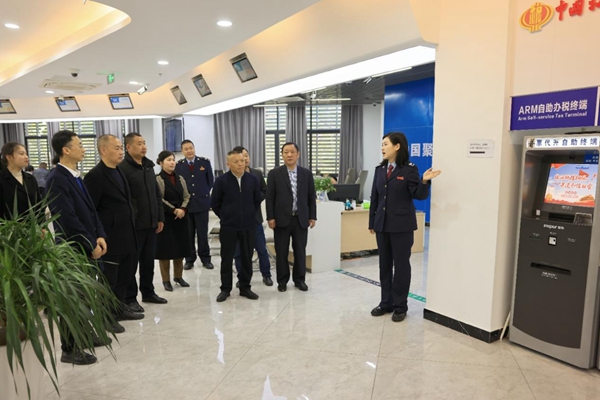 在巫溪縣辦稅服務廳，稅務人員向特約監(jiān)督員介紹辦稅服務廳各功能區(qū)情況。梁超攝