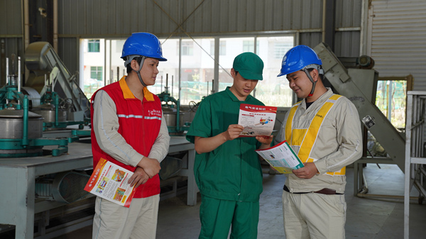 國(guó)家電網(wǎng)紅巖（秀山潤(rùn)德）共產(chǎn)黨員服務(wù)隊(duì)隊(duì)員為平馬猛董聯(lián)合茶葉加工廠制茶工作人員講解安全用電知識(shí)。萬(wàn)雪蓮攝