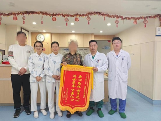 患者許婆婆和家屬為醫(yī)護(hù)團(tuán)隊(duì)送錦旗。重慶康心醫(yī)院供圖