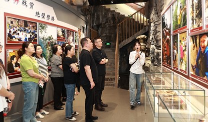 醫(yī)護人員參觀中。愛康集團重慶分公司供圖