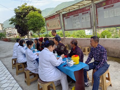 石柱村義診活動現(xiàn)場。愛康集團重慶分公司供圖
