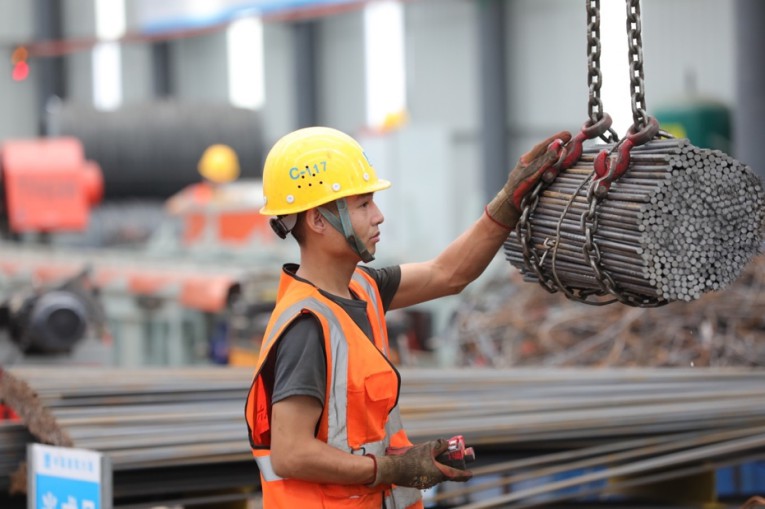 快速路三縱線項(xiàng)目“五一”節(jié)工人堅(jiān)守崗位。中建六局供圖