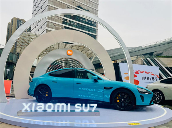 開業(yè)現(xiàn)場展示的小米SU7。馬春鵬攝
