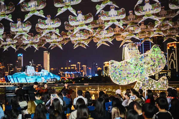 五一假期市民在南濱路看山城重慶燈火闌珊。郭旭攝