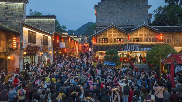 洪安古鎮(zhèn)邊城景區(qū)游人如織。胡程攝