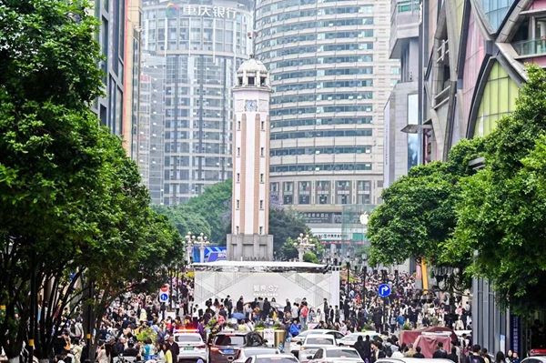 五一假期解放碑商圈人氣火爆。受訪單位供圖