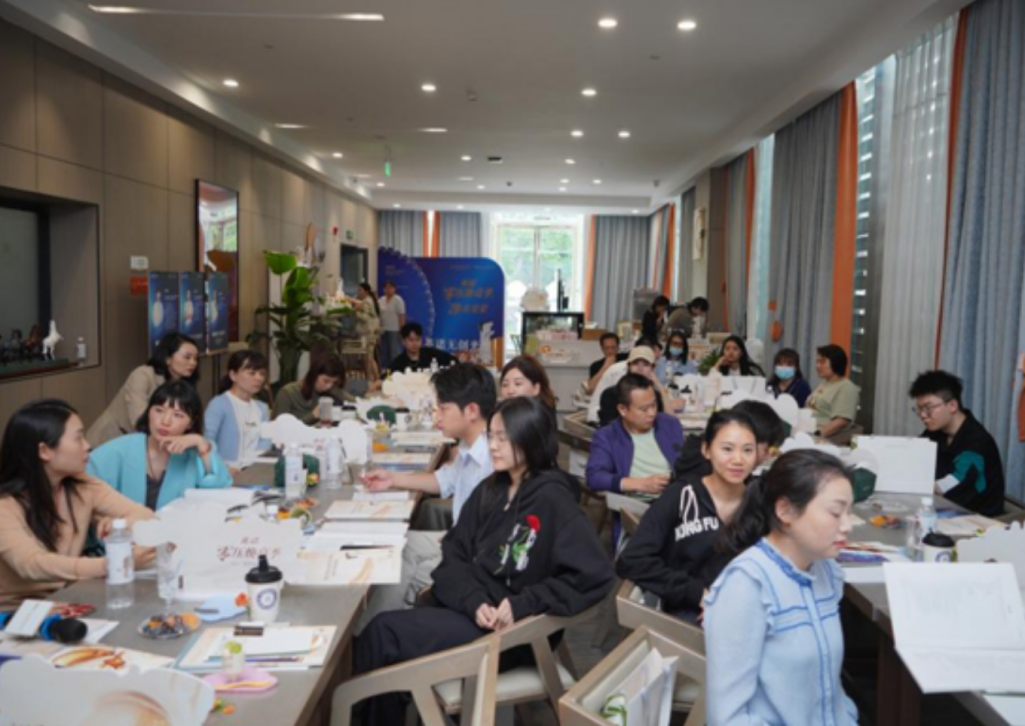 臨床案例討論現(xiàn)場(chǎng)。重慶星榮整形外科醫(yī)院供圖