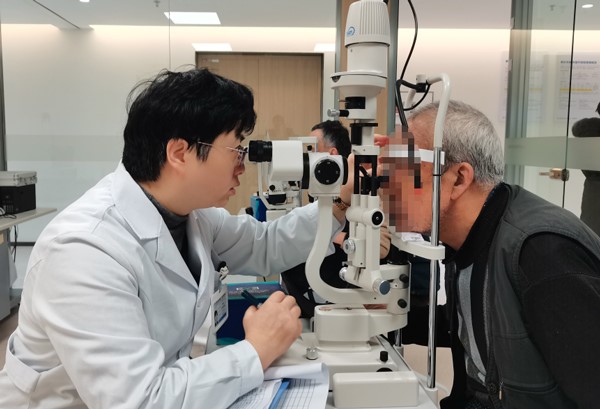 張曉城為患者檢查術(shù)后視力情況。重慶南坪愛爾眼科醫(yī)院供圖