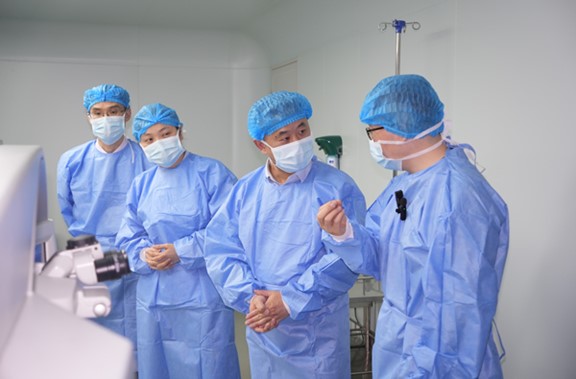 參觀臨床應用設備。重慶普瑞眼科醫(yī)院供圖