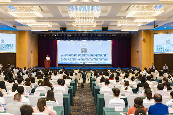 活動現(xiàn)場，重慶市稅務(wù)局發(fā)布了《優(yōu)化稅收營商環(huán)境提升納稅人滿意度2024年行動方案》。郭睿攝