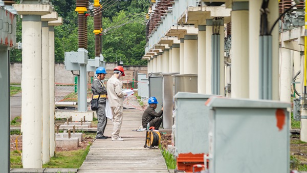 電力員工在220千伏郵亭變電站開展二次接線工作。國網(wǎng)重慶永川供電公司供圖