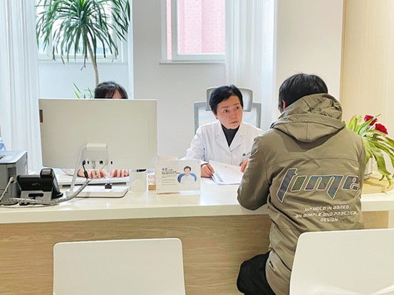 李蘭正在為睡眠障礙患者科普CBTI療法。重慶優(yōu)眠醫(yī)學(xué)中心供圖