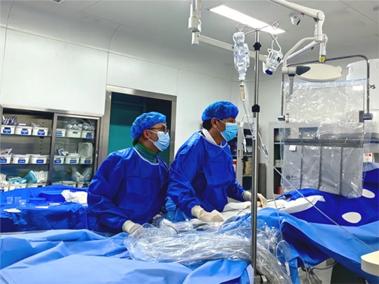 于學(xué)軍教授（右一）手術(shù)中。重慶西區(qū)醫(yī)院供圖