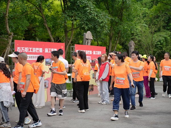 健步走選手在打卡點參與游戲。重慶市機械冶金工會供圖