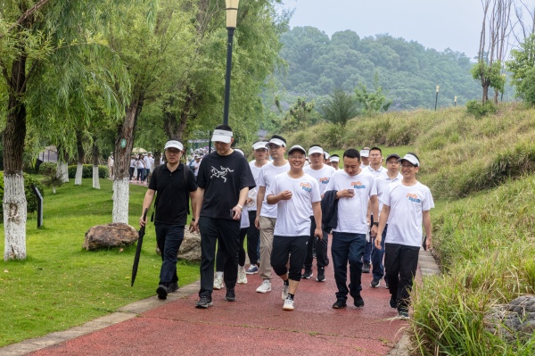 開(kāi)啟“健步跑”活動(dòng)。光大銀行重慶分行供圖