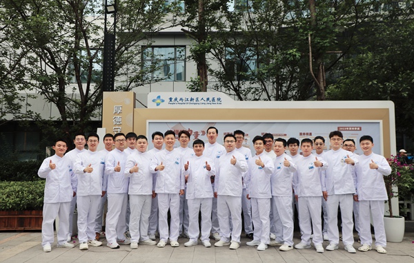 重慶兩江新區(qū)人民醫(yī)院“男護(hù)聯(lián)盟”部分成員合影。重慶兩江新區(qū)人民醫(yī)院供圖