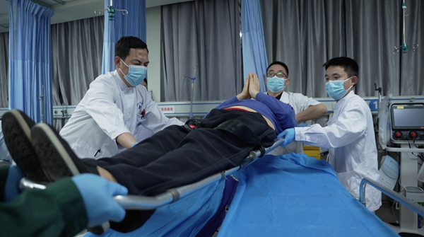 工作中的男護(hù)士。重慶兩江新區(qū)人民醫(yī)院供圖