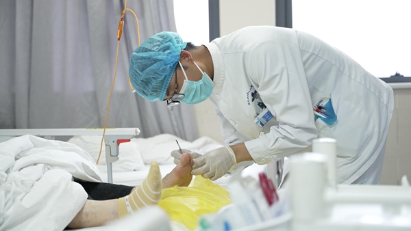 工作中的男護(hù)士。重慶兩江新區(qū)人民醫(yī)院供圖