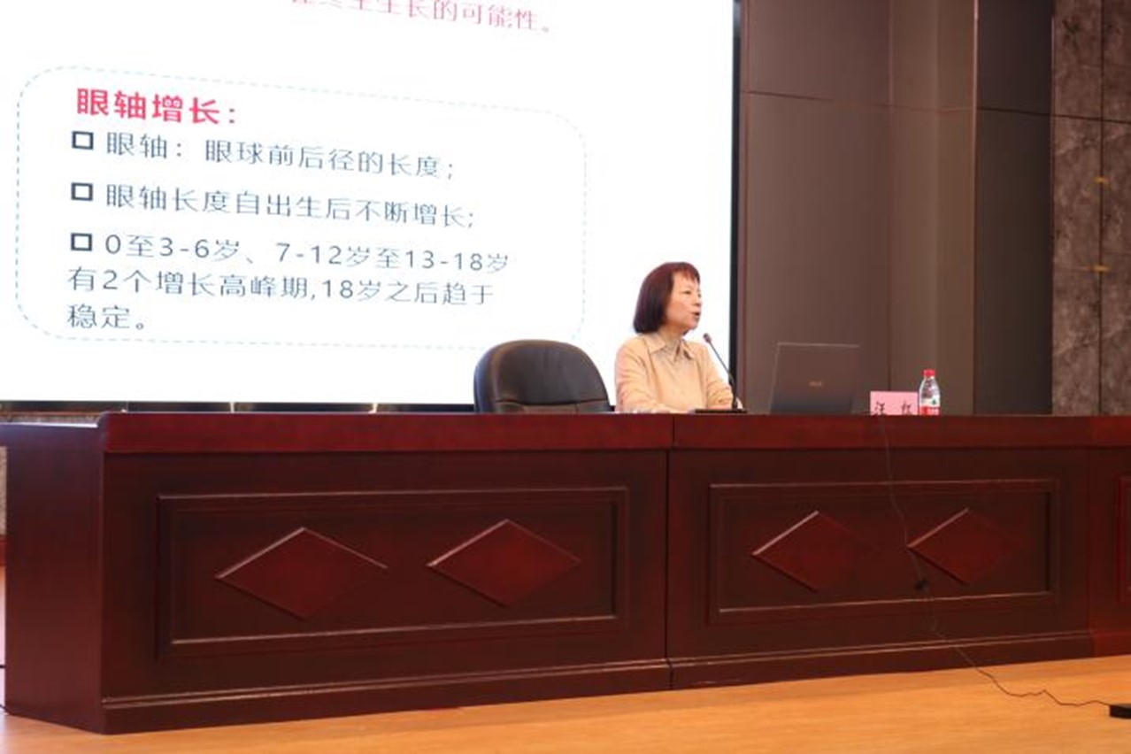 汪紅授課現(xiàn)場。重慶華廈眼科醫(yī)院供圖